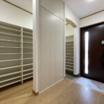 大容量のシューズクロークは棚の位置が自由に変更でき自分好みにアレンジできます。
アーチ型のドア枠や有孔ボードを設置し、見せる収納を楽しまれています。