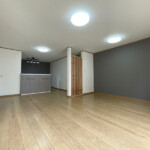 奥行きのあるLDK アクセントになる壁紙。