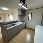 キッチンには雰囲気に合わせて飾り棚を設置しました。